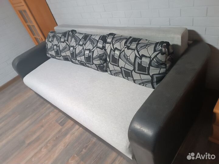 Диван прямой раскладной большой