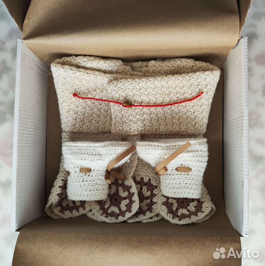 Комплект: детская кофточка, пинетки,браслет