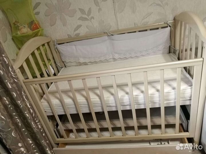 Детская кроватка с маятником и ящиком