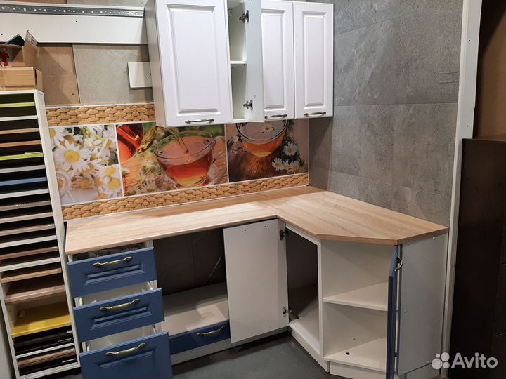 Кухня угловая 1,75*1,35 м синий/белый древесный