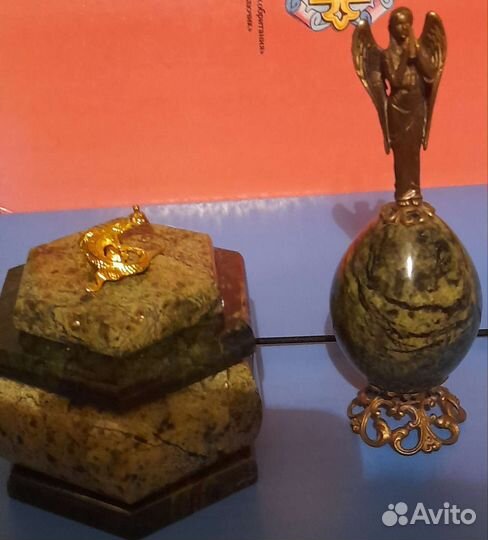 Пасхальное яйцо с ангелом и шкатулка змеевик