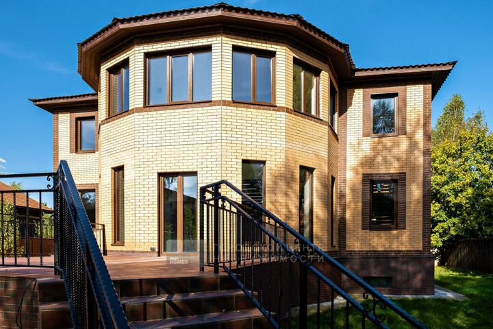 Дом 555 м² на участке 13,5 сот.