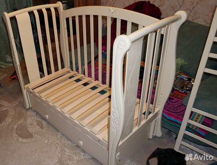 Детская кроватка с продольным маятником