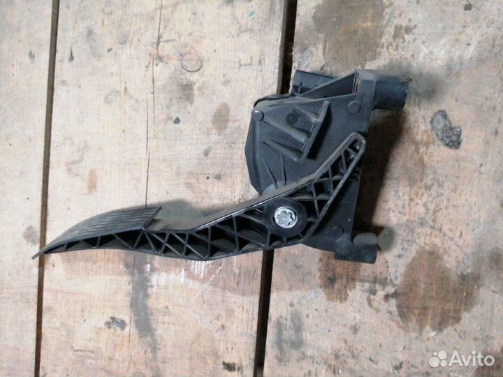 Педаль газа Opel Astra H седан 1.8 2007