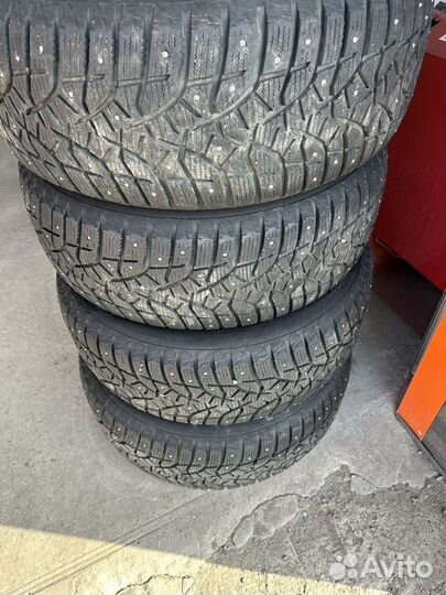 Bridgestone Blizzak Spike-02 SUV 285/60 R18 120T