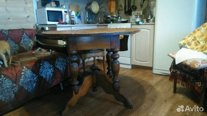 Старинный круглый стол