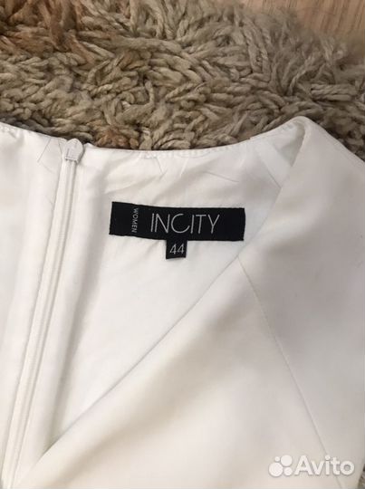 Белое вечернее платье