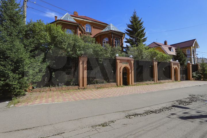 Коттедж 770 м² на участке 12 сот.