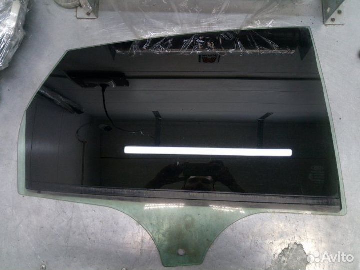 Стекло двери заднее правое Ford Focus 3 седан 1.6L