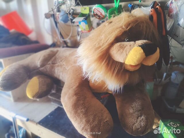 Огромный плюшевый лев