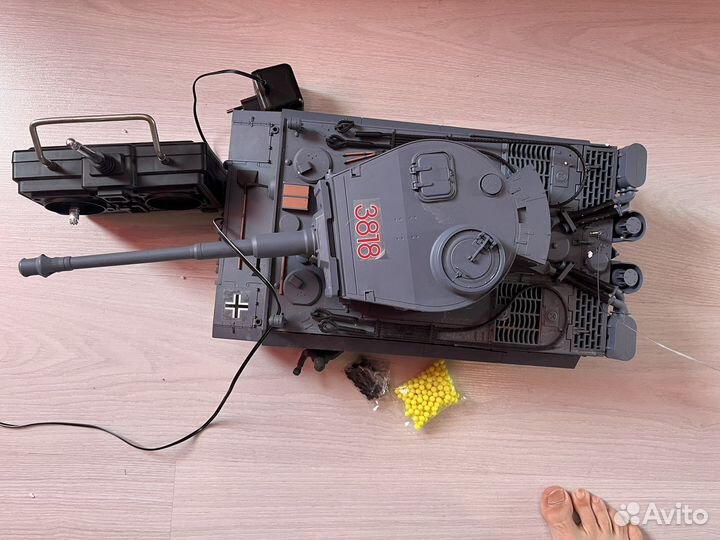 Игрушечный танк на пульте управления