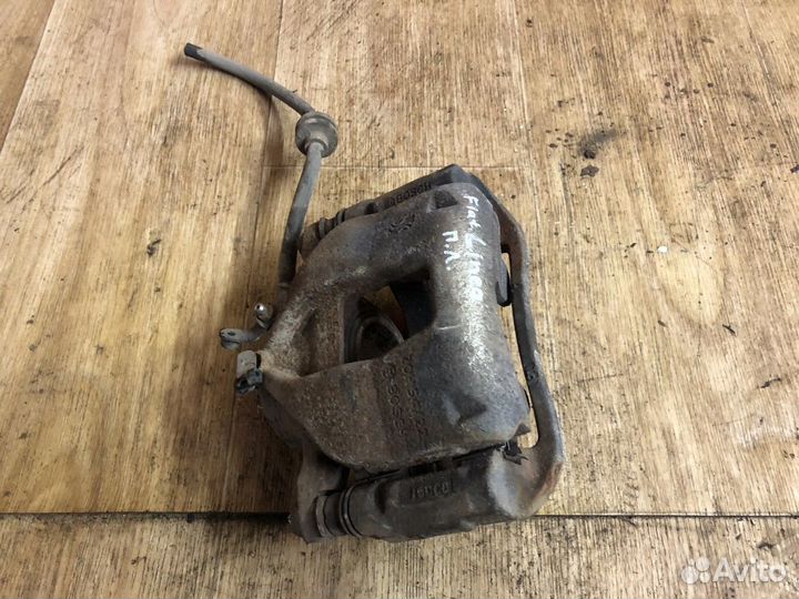 Суппорт передний левый Линеа Fiat Linea