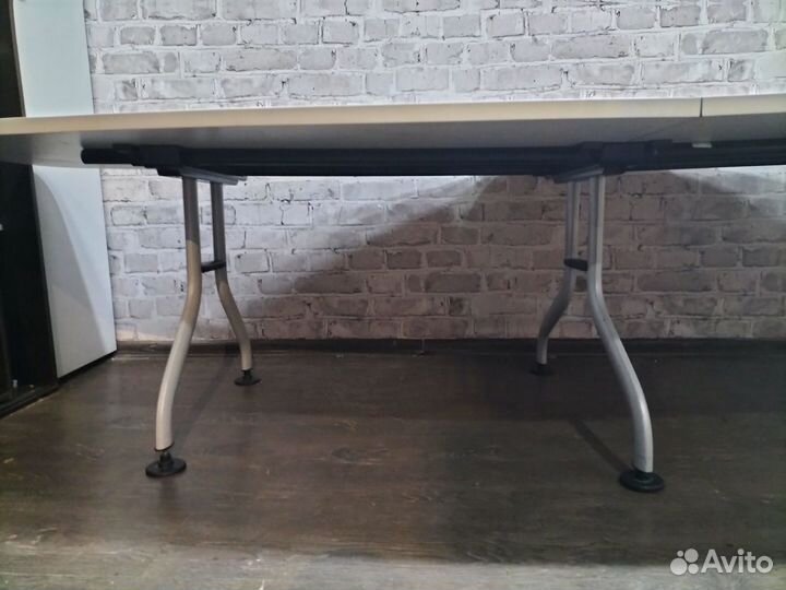 Стол переговоров на металлических ногах