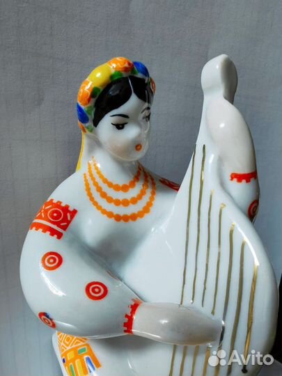 Статуэтка бандуристка