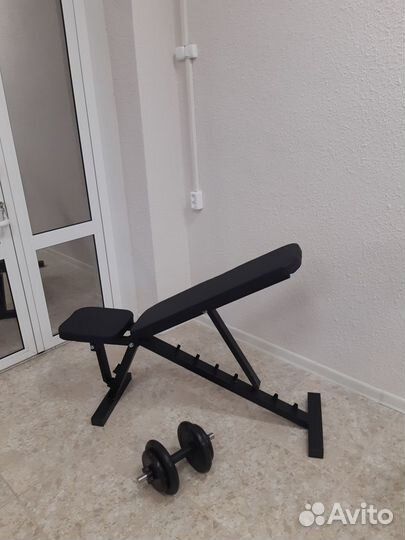 Скамья с гантелями