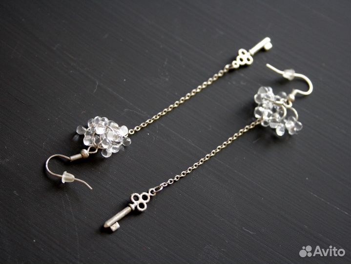 Серьги ключи на длинной цепочке с бусинами