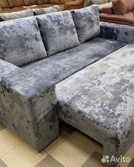 Диван велюровый