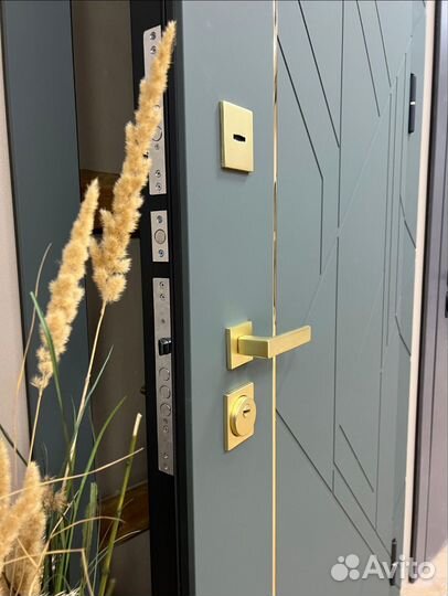 Входная дверь квартирная с золотом