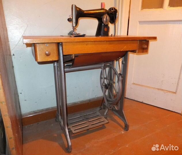 Ножная швейная машинка