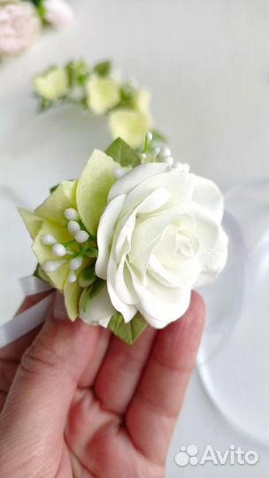 Ободок и бутаньерка с цветами на выпускной