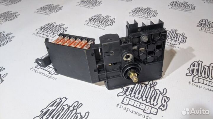 Блок предохранителей салонный передний