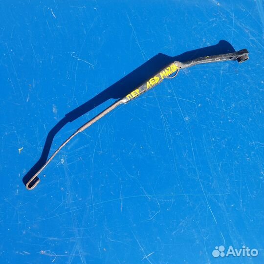 Поводок стеклоочистителя левый перед Mazda 626 ge