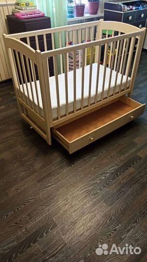 Детская кроватка с маятником
