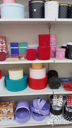 Подарочные коробки и пакеты