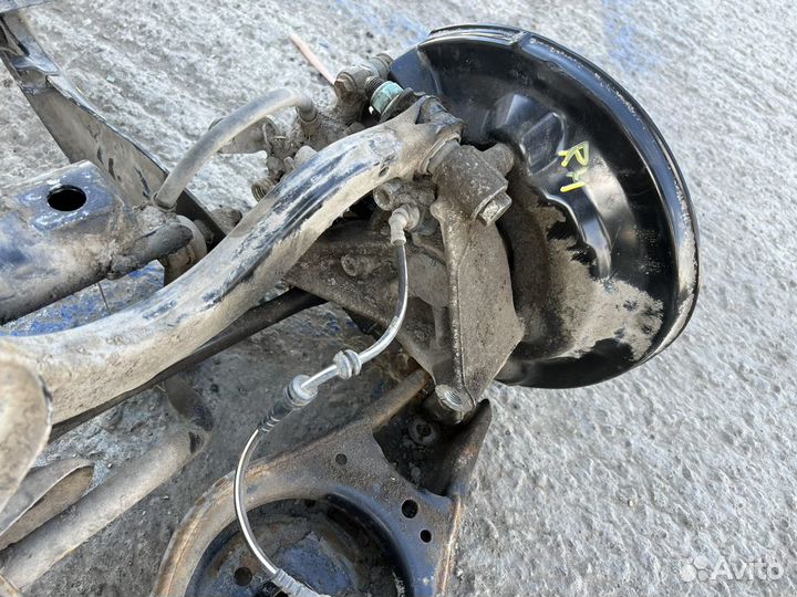 Задняя балка рычаг ступица Skoda Yeti