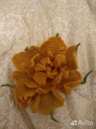 Брошь валяная