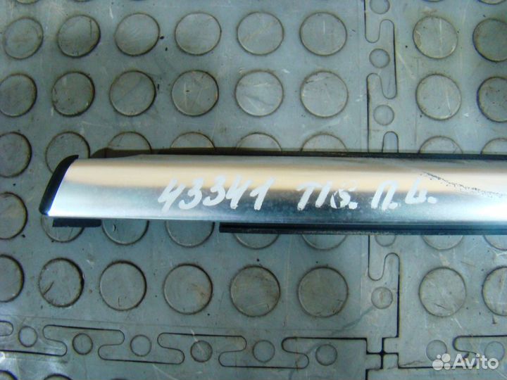 VW Tiguan 1 Накладка стекла переднего левого