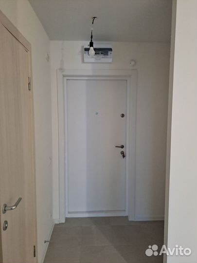 Входная дверь белая пик