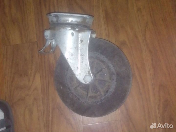 Колесо от мусорного бака