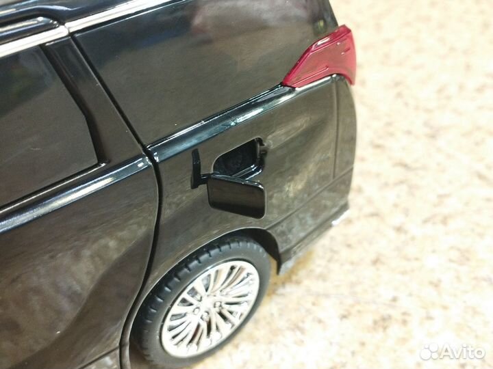 Огромная модель Toyota Alphard 1:18 чёрный