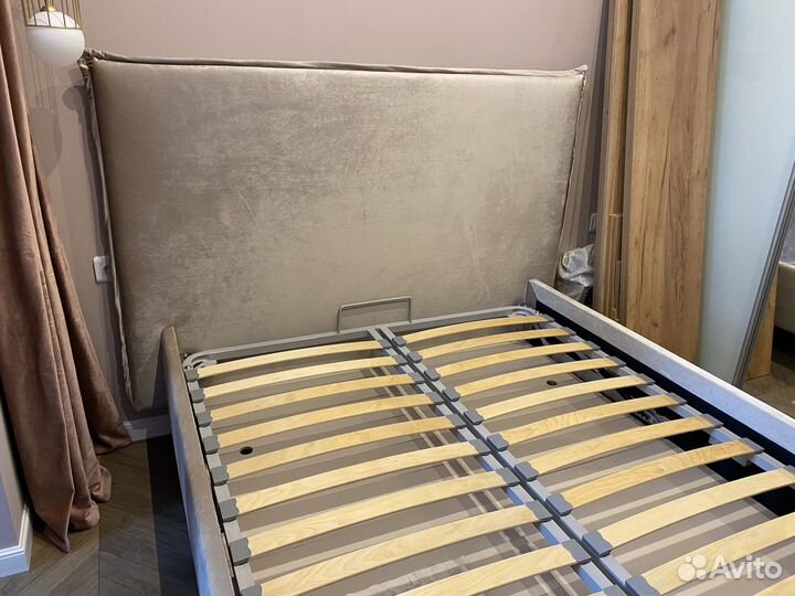 Кровать с мягким изголовьем