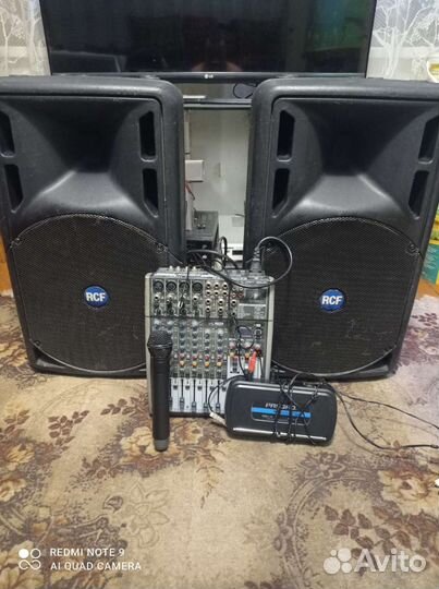 Микшер и микрофон на фото