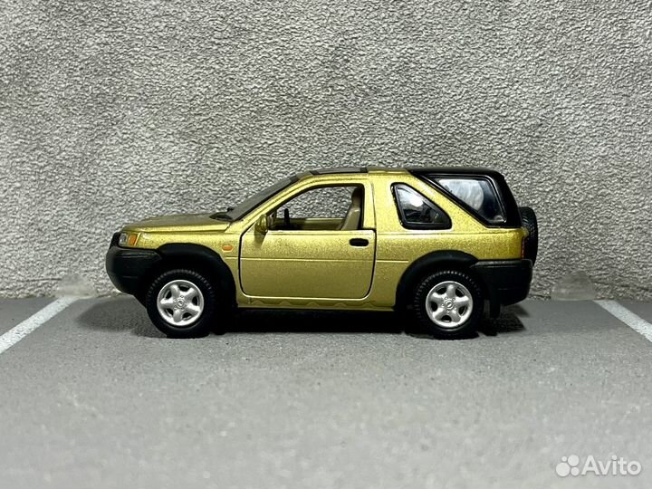 Коллекционная модель Land Rover Freelander 1:43