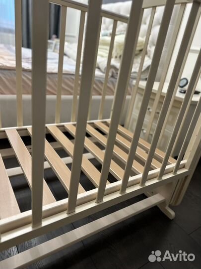 Детская кроватка с поперечным маятником