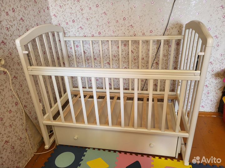 Детская кроватка с маятником белая