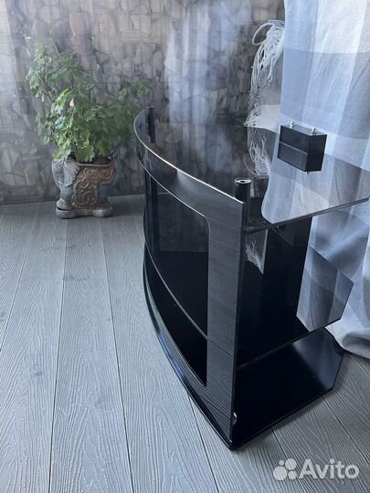 Стеклянная тумба под тв