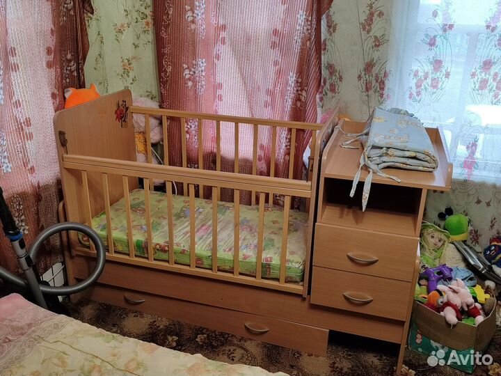 Детская кроватка с маятником и ящиком