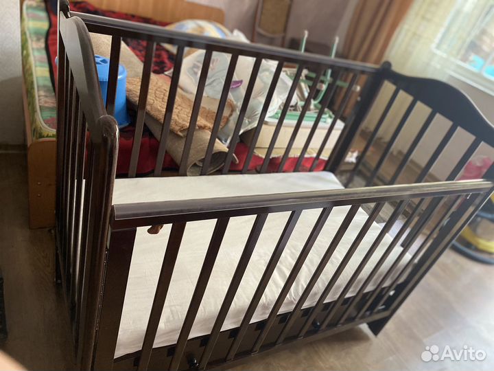 Детская кроватка с маятником и ящиком
