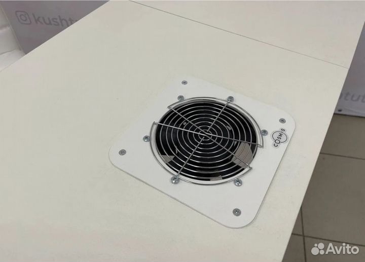 Маникюрный стол с вытяжкой