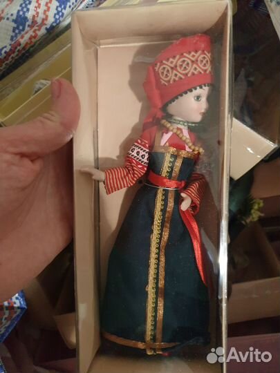 Кукла фарфоровая