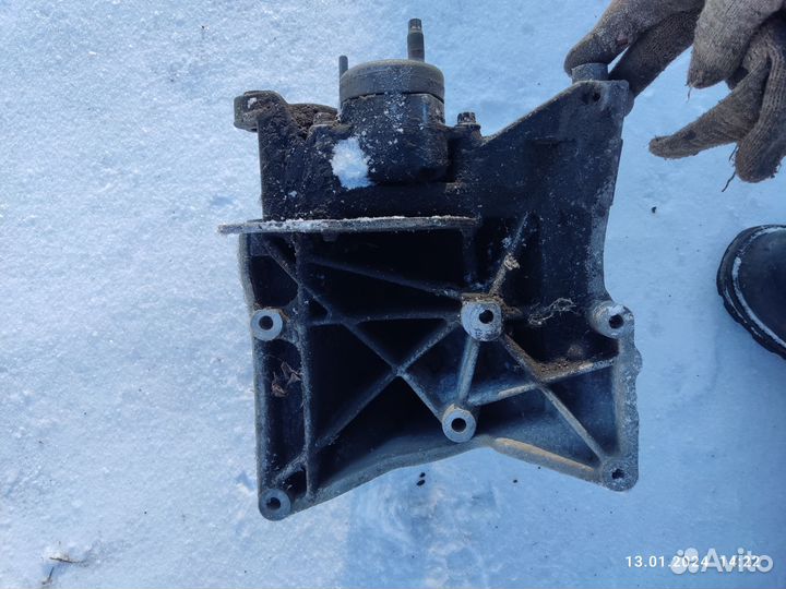 Кронштейн натяжителя Mercedes m111