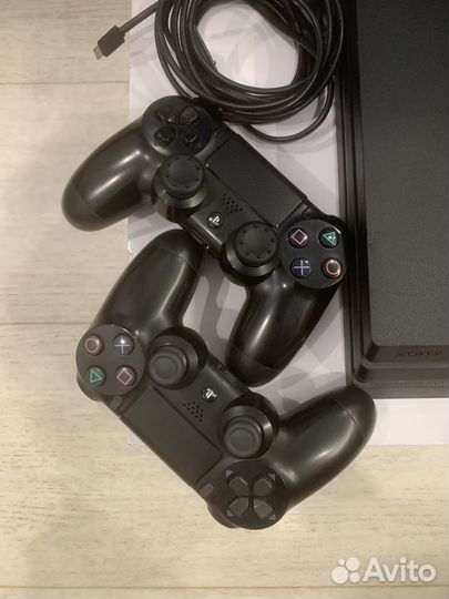 Sony Playstation 4 Pro, 2 геймпада, диск GTA V