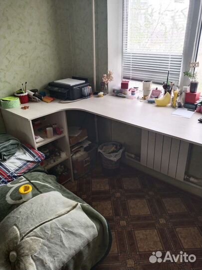 Угловой письменный стол с полками