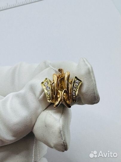 Золотые серьги с камнем