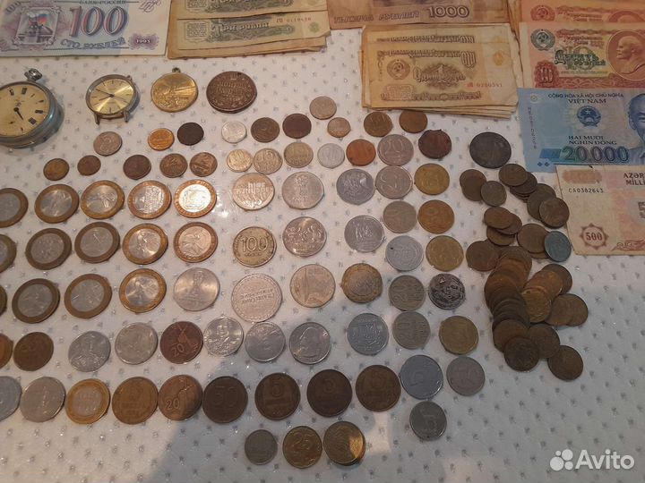 Бумажные и железные, часы банкноты