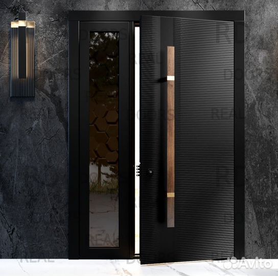 Дорогая входная дверь с боковым стеклом